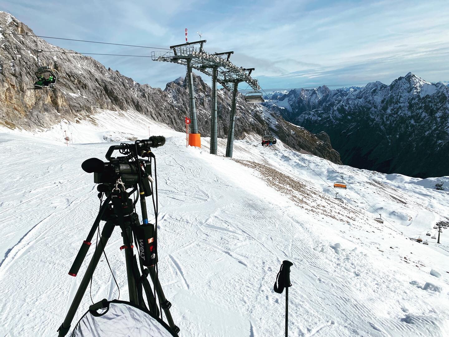 Spannender Wochenabschluss f&uuml;r @welt.nachrichtensender mit @lea_zora auf der #Zugspitze. Endlich ist die #Skisaison er&ouml;ffnet. Die Frage ist nur - wie lang? Wir haben #live geschalten, mit den ersten Skifahrern unterhalten und einen Beitrag 