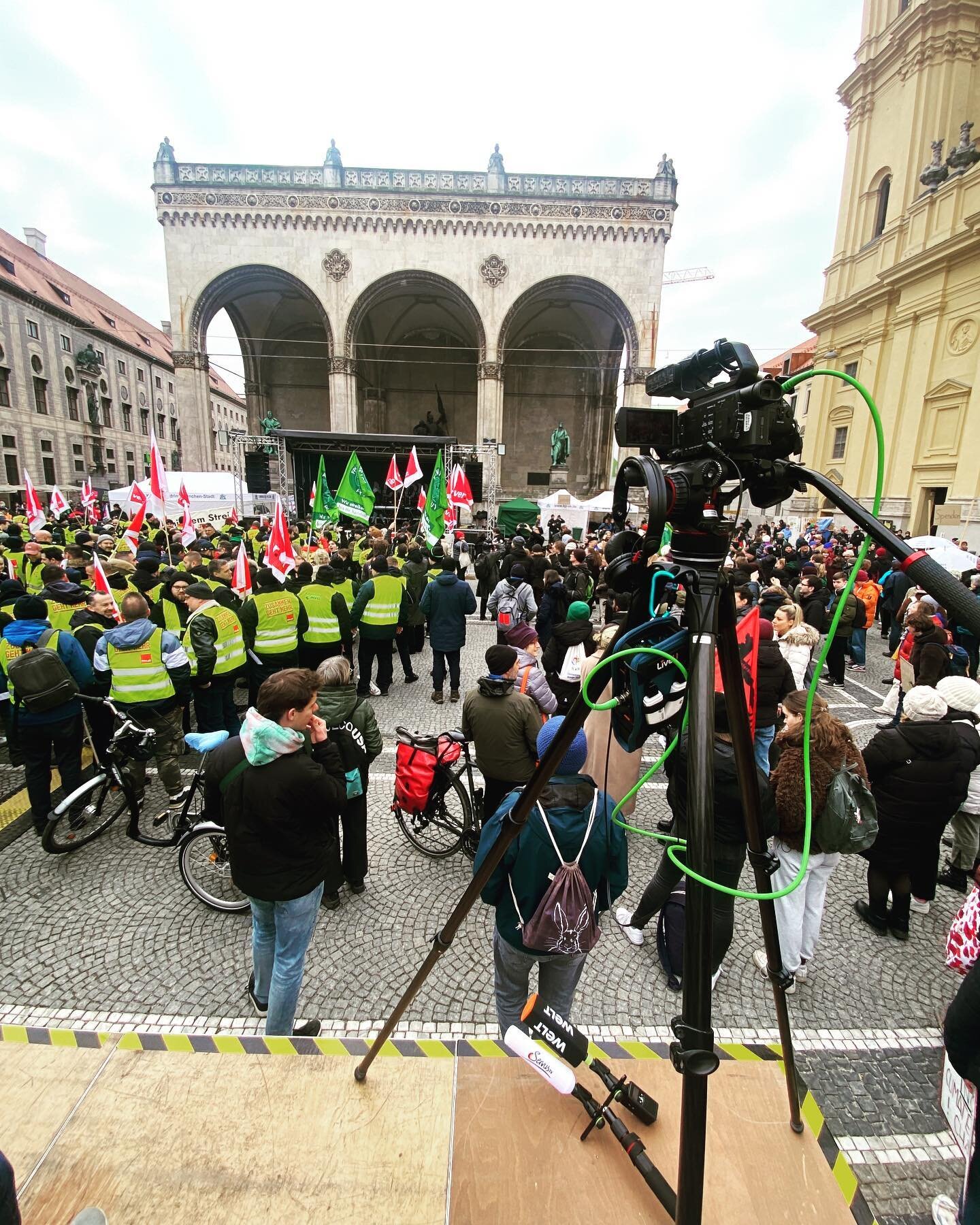 Streik &amp; Klimaprotest in M&uuml;nchen heute #live f&uuml;r @welt.nachrichtensender // @servustv.deutschland 
#bayern #streik #verdi #fffmunich #live #klimaprotest #fridaysforfuture #fridaysforfuturemunich #liveu #onair #work #kameramann #reporter