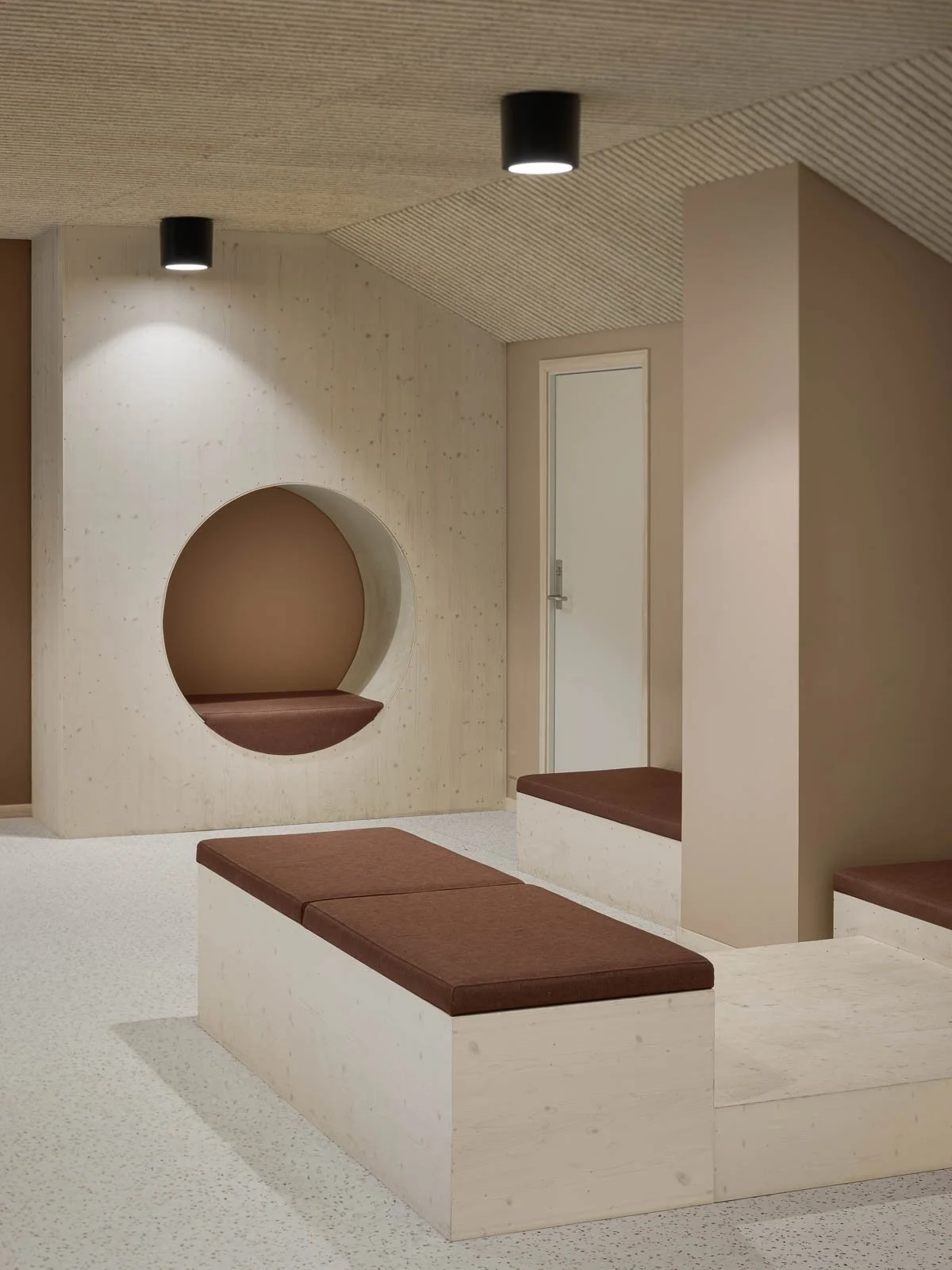 Oppholdsrom ved NTGU Brann stadion.