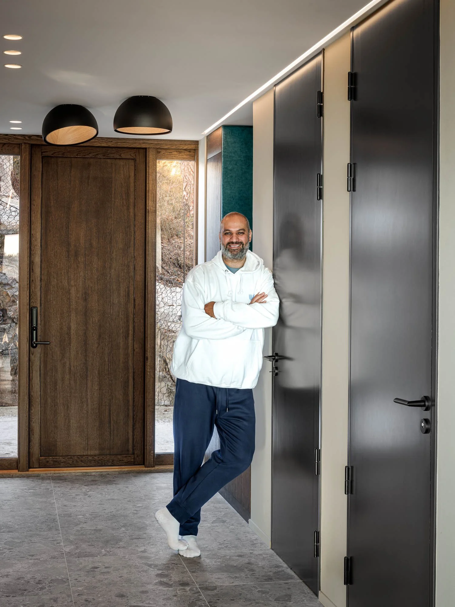 Marco Elsafadi i sitt nye hjem med dører fra Knudsen Dørfabrikk. Arkitekt Tommie Wilhelmsen.