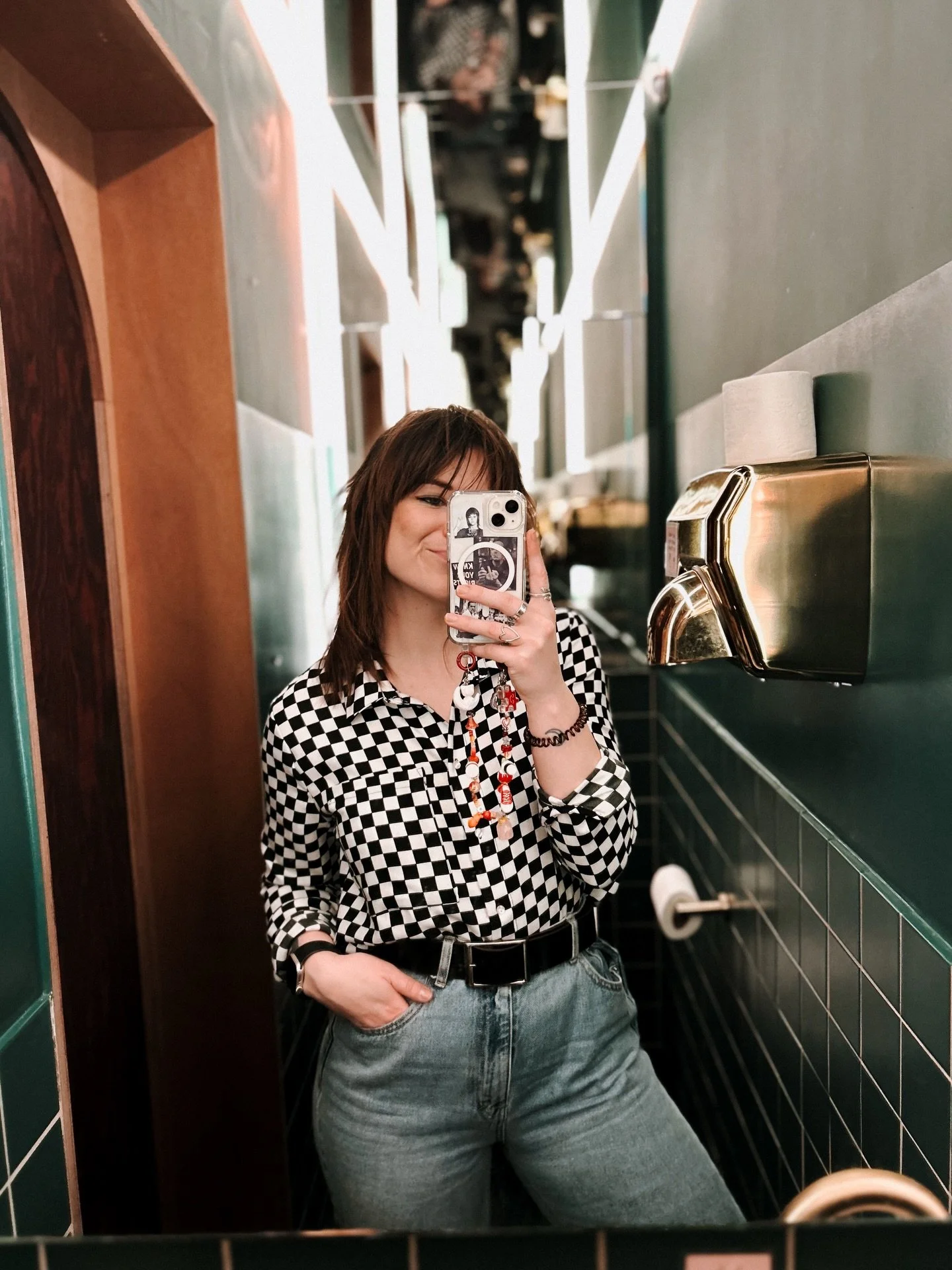 Dit is een reminder aan mezelf dat ik ook zo&rsquo;n mooi groen toilet vol spiegels wil. Een winkel vol platen mag ook.