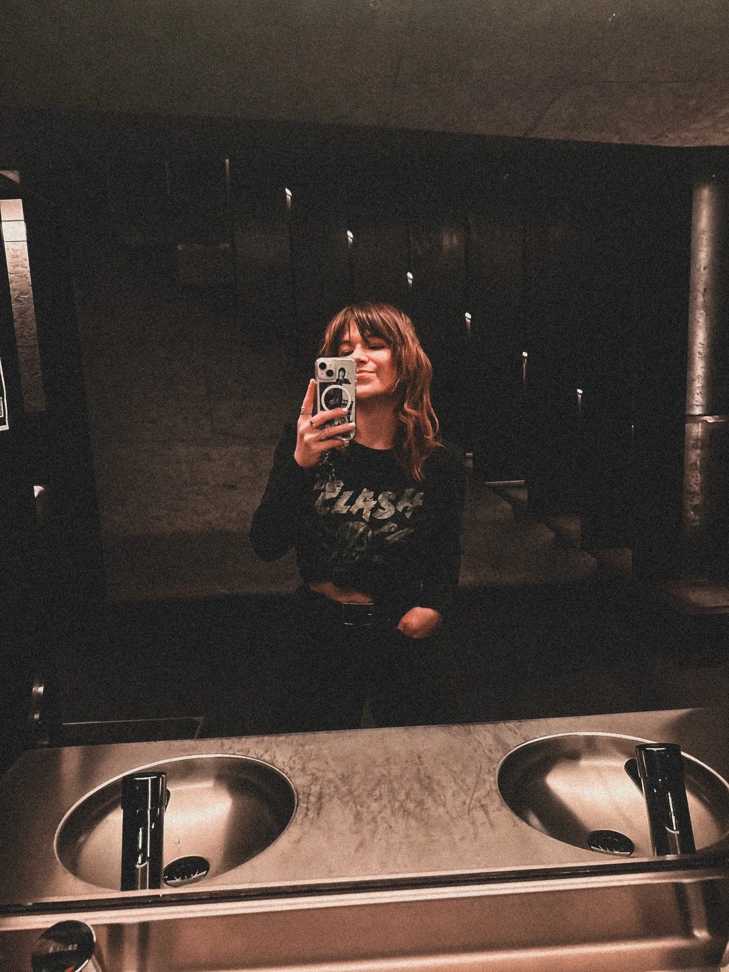 Mirroring mirror selfies gewoon omdat je dan mijn carefully picked out t-shirt makkelijker kan lezen, till the end of my days. 🪞 

#sotd #bandshirtoftheday #ootd