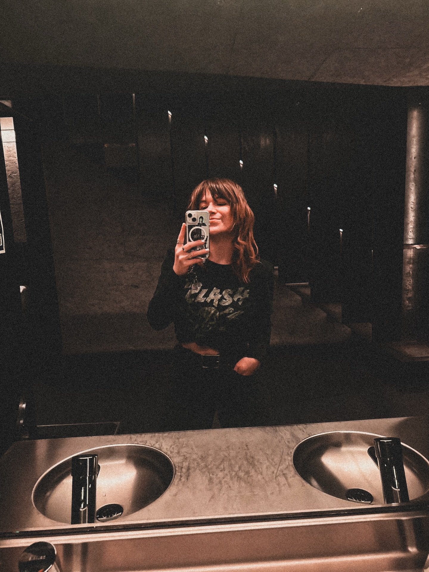 Mirroring mirror selfies gewoon omdat je dan mijn carefully picked out t-shirt makkelijker kan lezen, till the end of my days. 🪞 

#sotd #bandshirtoftheday #ootd