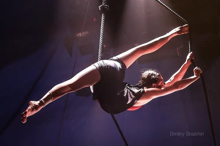 Summer under  the tent with the Bouffon Family👑 
Last days in K&ouml;ln&hellip;next up Stra&szlig;burg !

Thank you for the picture @tolstofoto 
#saunierenimzelt #cirquebouffon #dancetrapeze #dancetrapezeartist #trapeze #trapezeartist #trapezetricks