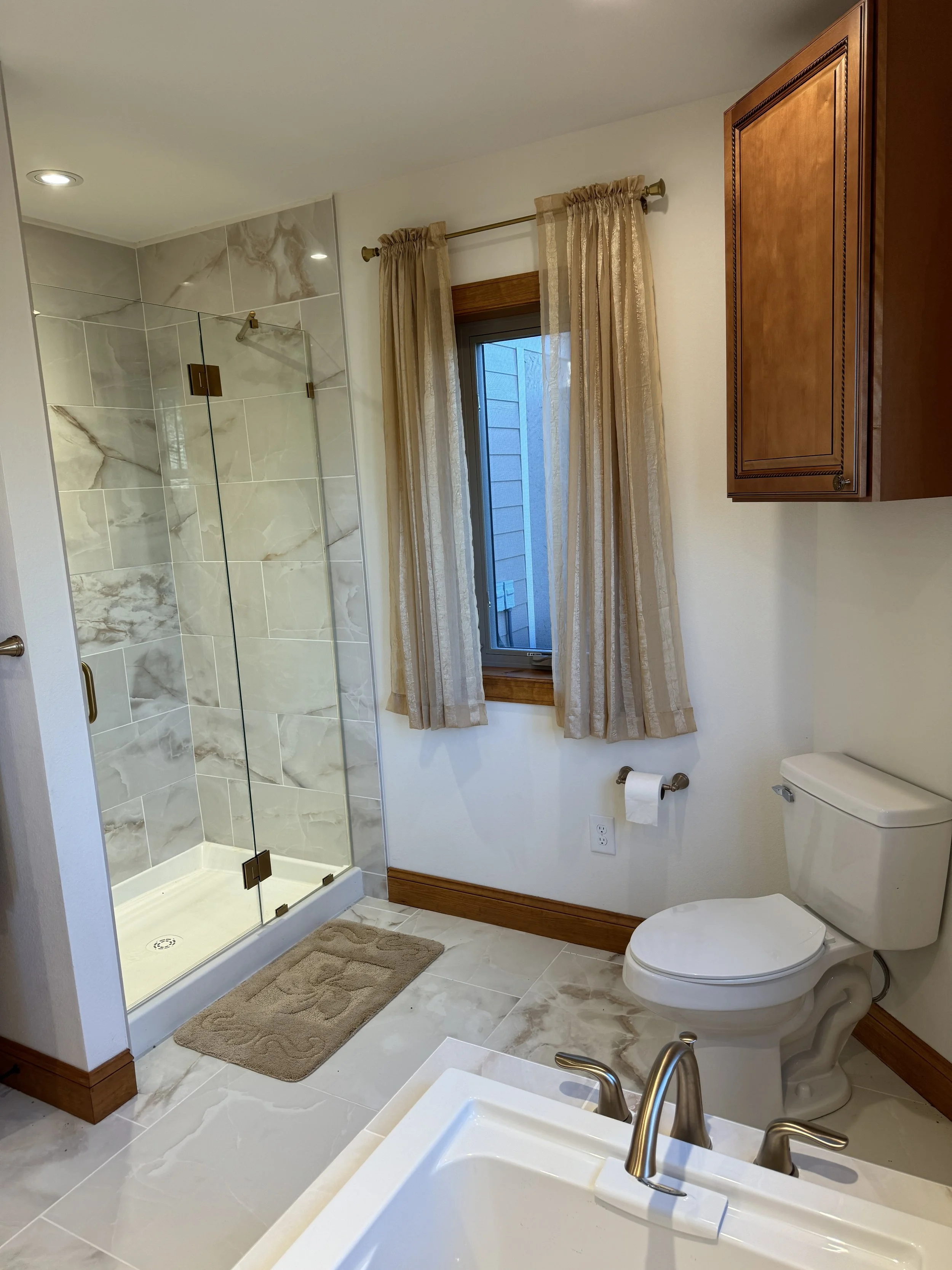 Idownstairs bathroomMG_0156.JPG