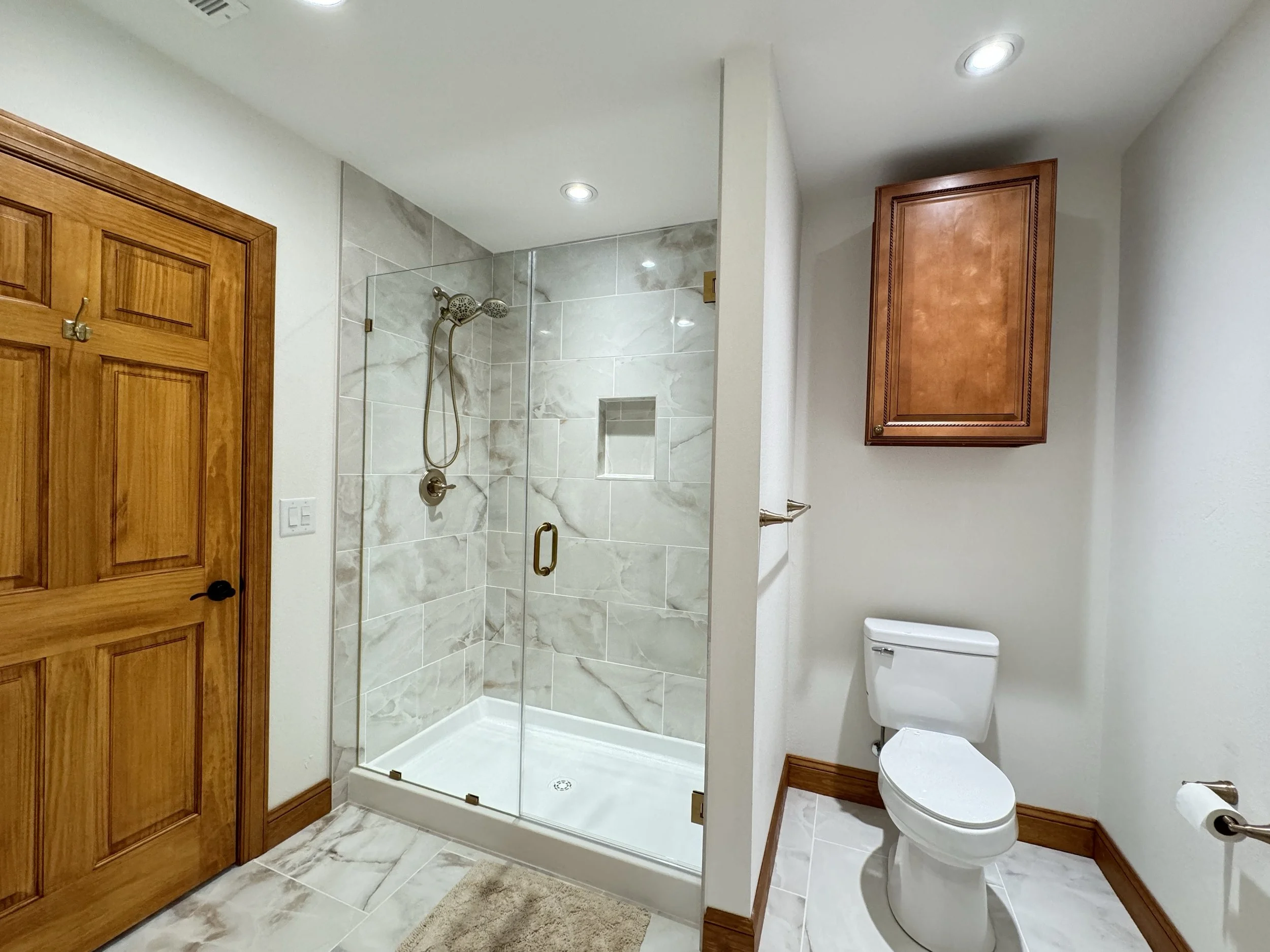 downstairs middle bath 2.JPG