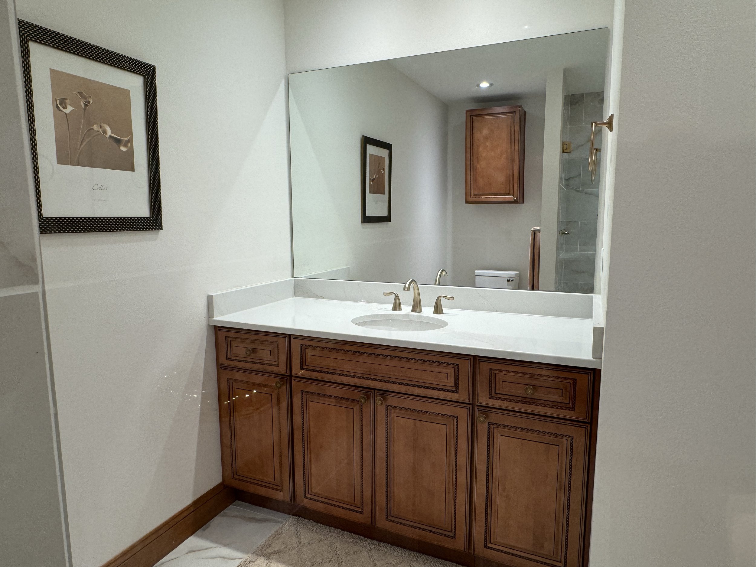 downstaris middle bath 1.JPG