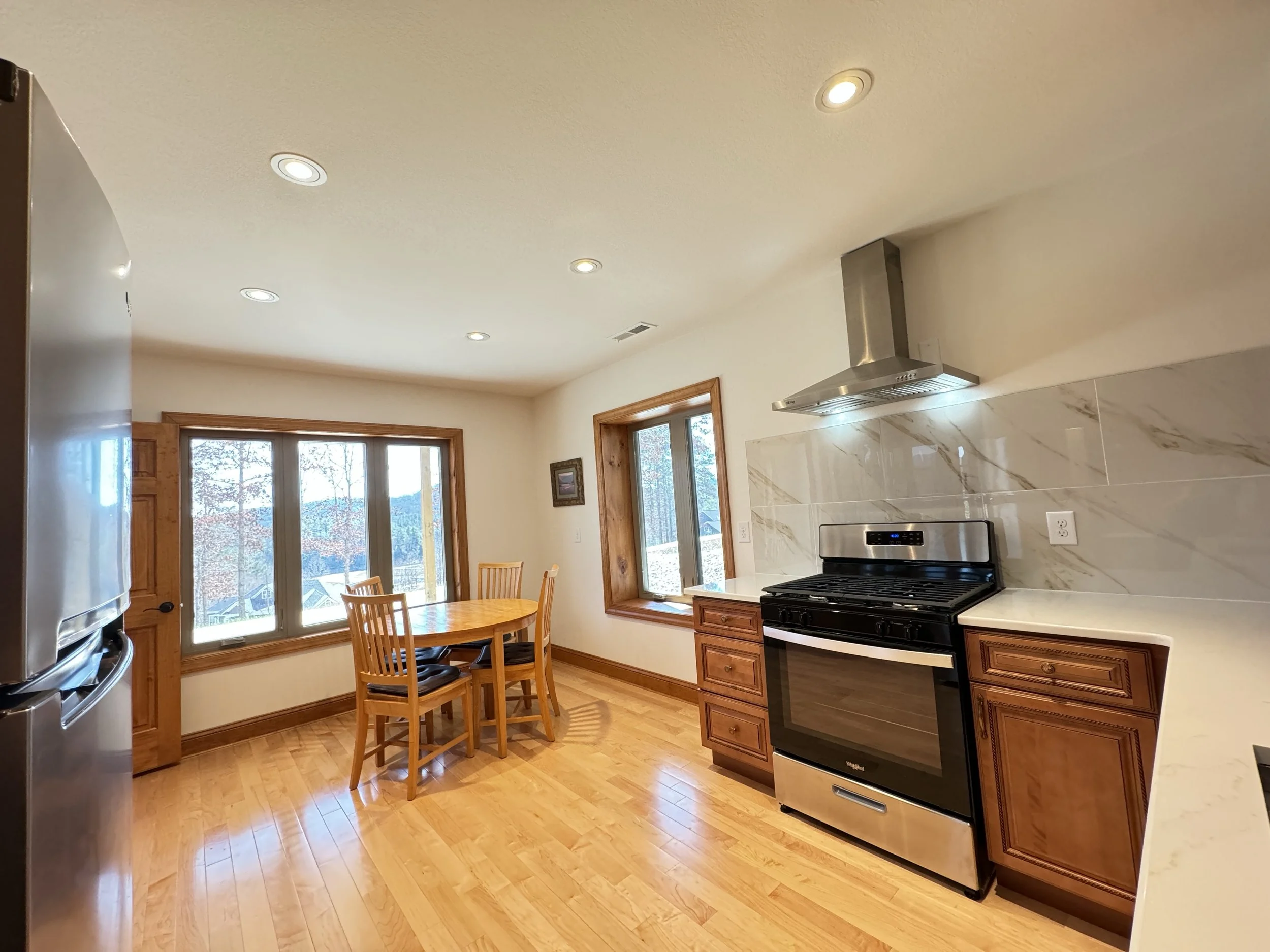 Downstairs kitchen 1.JPG