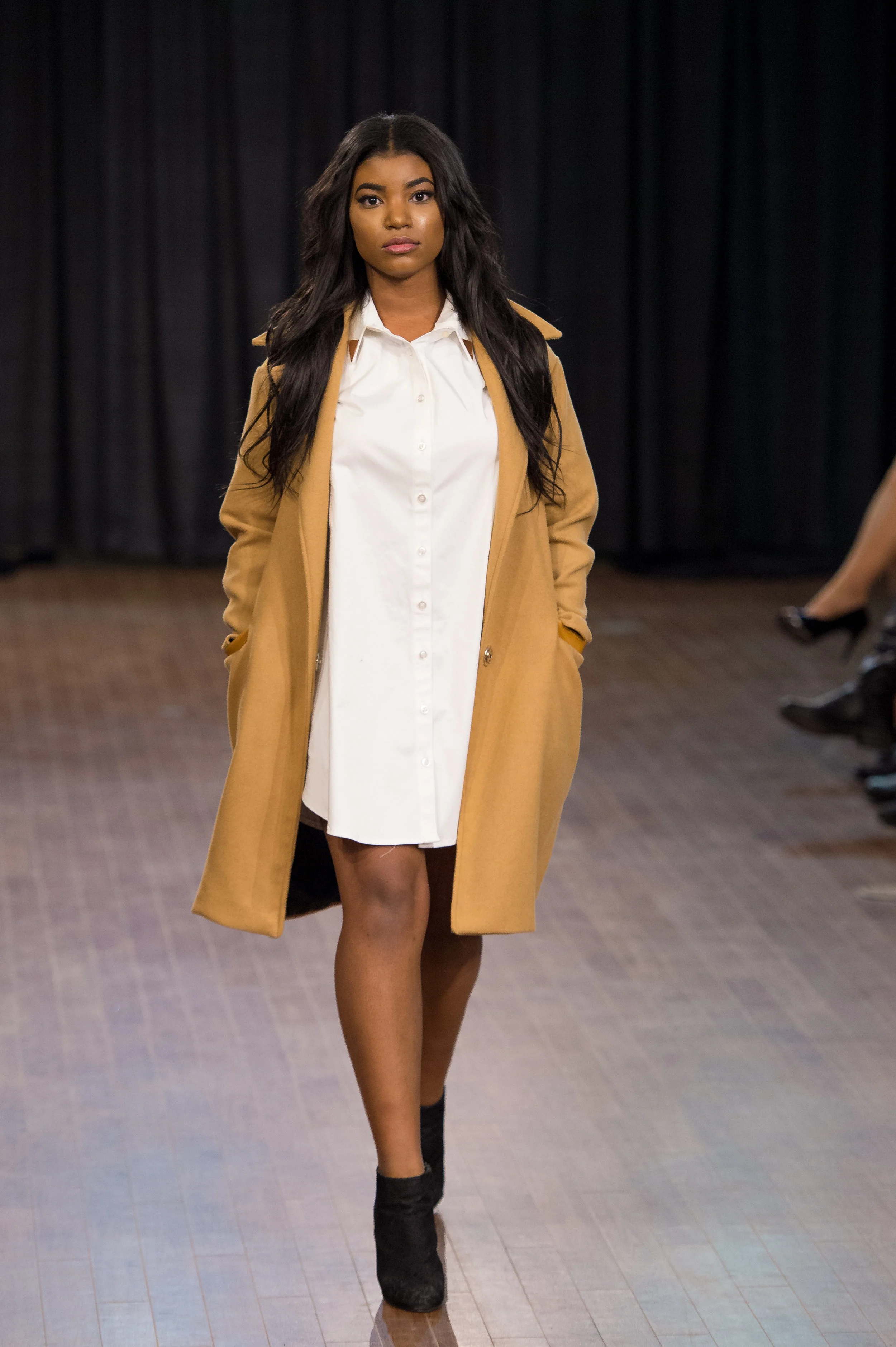 Look 04 - Manteau Available Sizes: One Size Available Colours: Camel (Shell: 55% Wool / 35% Acrylic / 10% Other) (Lining: 100% Rayon) Leather Trim Navy (Shell: 55% Wool / 35% Acrylic / 10% Other) (Lining: 100% Rayon) Leather Trim Button Up Shirt Dress Available Sizes: XS/S M/L Available Colours: White ( 97% Cotton / 3% Spandex) Blue (100% Cotton) SOLD OUT