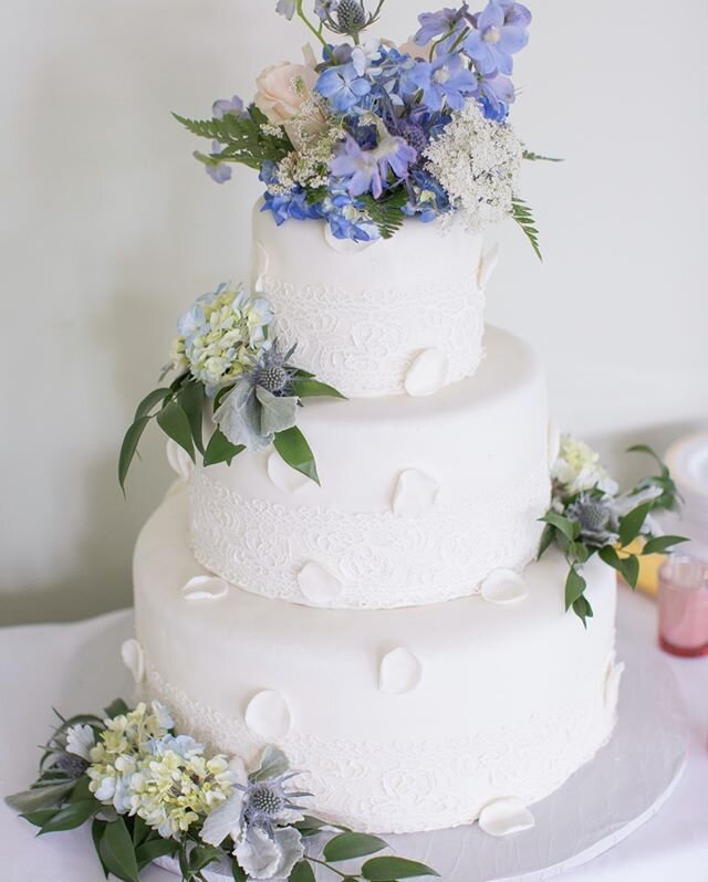 We love the delicate lace and petal details all over this elegant cake. Are you a clean and classic cake lover or an over the top details cake lover? ⠀⠀⠀⠀⠀⠀⠀⠀⠀
.⠀⠀⠀⠀⠀⠀⠀⠀⠀
.⠀⠀⠀⠀⠀⠀⠀⠀⠀
.⠀⠀⠀⠀⠀⠀⠀⠀⠀
#cakedetails #whiteweddingcake #cleanandclassic #fondantl