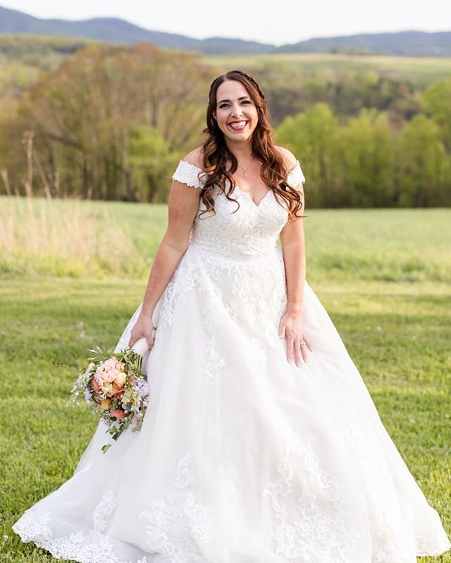 I wasn't sure if June would ever get here, but man are we happy to see it! ⠀⠀⠀⠀⠀⠀⠀⠀⠀
.⠀⠀⠀⠀⠀⠀⠀⠀⠀
.⠀⠀⠀⠀⠀⠀⠀⠀⠀
.⠀⠀⠀⠀⠀⠀⠀⠀⠀
#june1st #juneishere #springwedding #weddingseason2020 #gardenroseevents #happybride #happywifehappylife #blueridgemountains #roanok