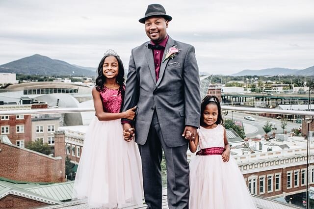 This groom and his two sweet daughters stole the show at this @penthouseroanoke wedding! ⠀⠀⠀⠀⠀⠀⠀⠀⠀
.⠀⠀⠀⠀⠀⠀⠀⠀⠀
.⠀⠀⠀⠀⠀⠀⠀⠀⠀
.⠀⠀⠀⠀⠀⠀⠀⠀⠀
#daddydaughtermoment #daddydaughterdance #groomandhisdaughters #rooftopwedding #centerinthesquare #roanokeva #roanokev