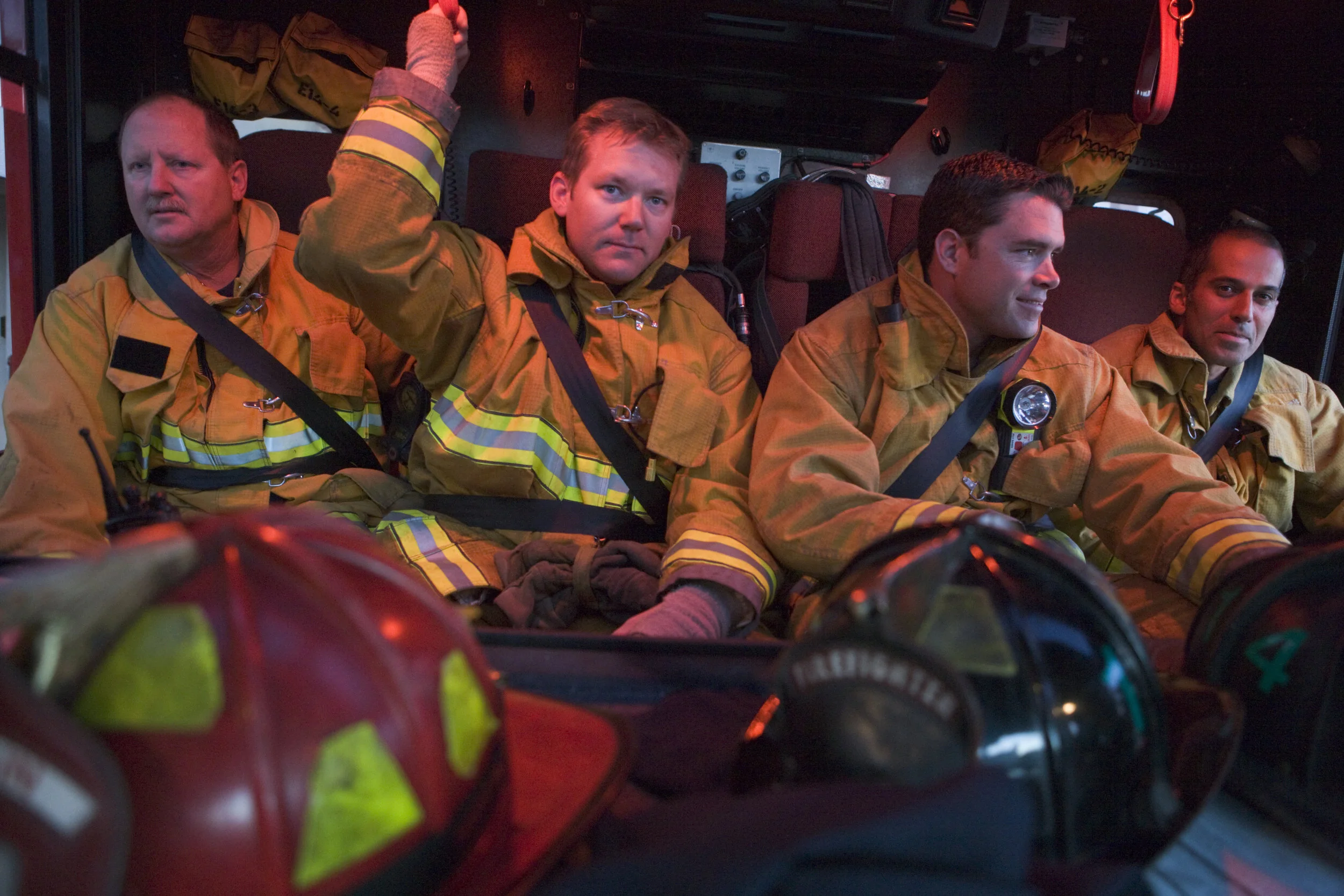 firefighters-travelling-to-an-emergency_HY2v700Ho(1).jpg