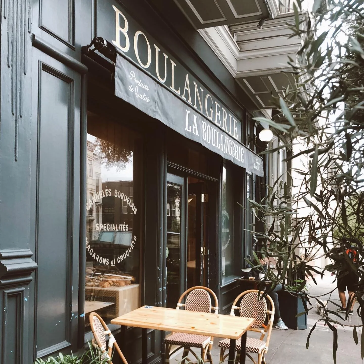 Monday blues? Not here. Join us for your daily dose of caffeine to kickstart the week! ☕️💙 
Thank you @val.olivier for the beautiful picture!