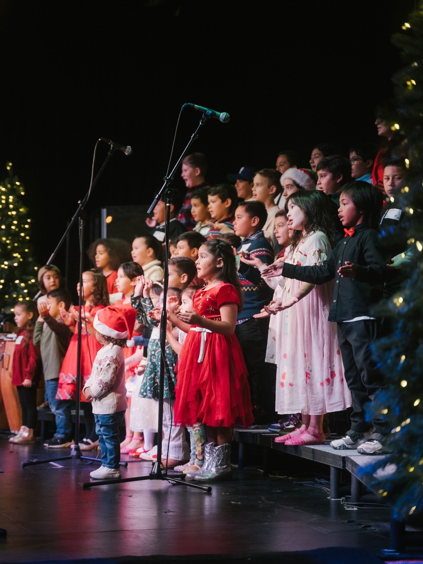 How beautiful it is to see our children worshipping and praising God!

Great job, children's ministry and children's Christmas choir 🙏🏻🙌🏻