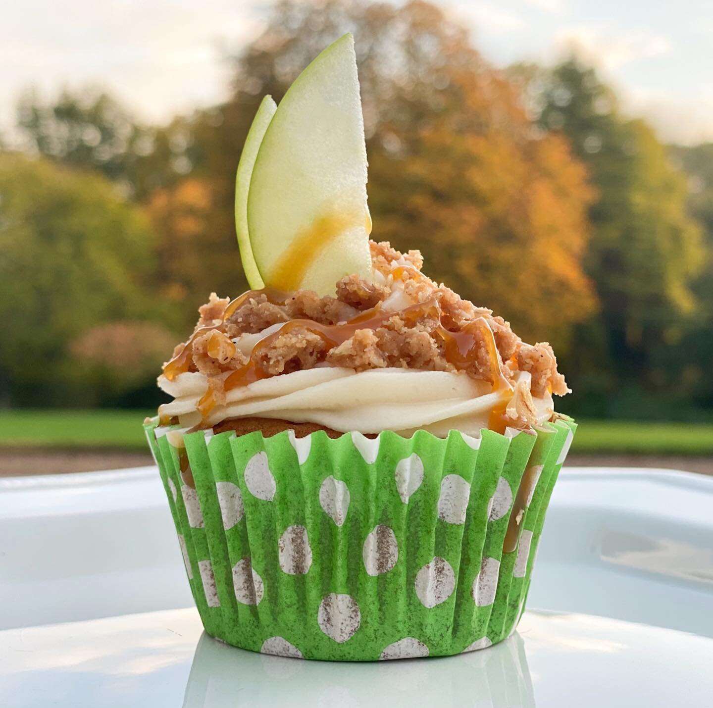 Hello old friends, it&rsquo;s been a while but we are back! ❤️ How&rsquo;s everyone doing?

Let&rsquo;s kick things off with the perfect Autumn treat - Caramel Apple Crumble Cupcakes 🧁🍏 Recipe in my bio x