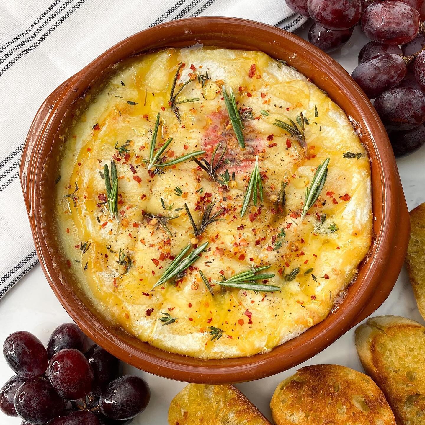 Delicious Baked Camembert With Honey &amp; Chilli Flakes - Perfect for a cold December day ❄️

Recipe in my bio x