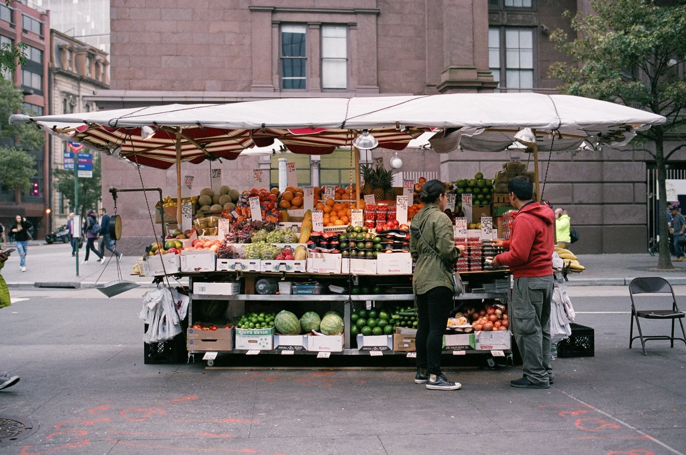  the fewest people I have ever seen at this fruit stand 