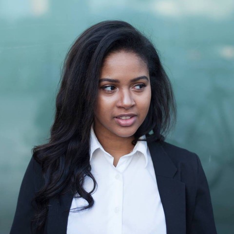 Zaïre Krieger is een Internationaal & Europees Recht studente met een passie voor mensenrechten. Deze duizendpoot deelt In de vorm van columns, films en speeches haar hersenspinsels (#zairedenkthardopna) in de hoop de wereld een beetje beter te maken.