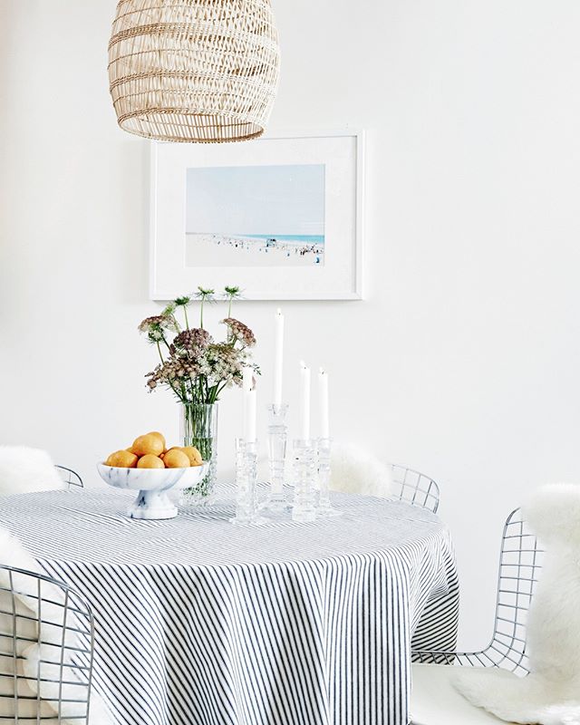 Little coastal dining nook moment for you. Truth be told, I wish I had used gray and not white taper candles here but, hey 📷 @jennapeffley⠀⠀⠀⠀⠀⠀⠀⠀⠀
⠀⠀⠀⠀⠀⠀⠀⠀⠀
#interiordesign #santamonicadesigner #beachhouse