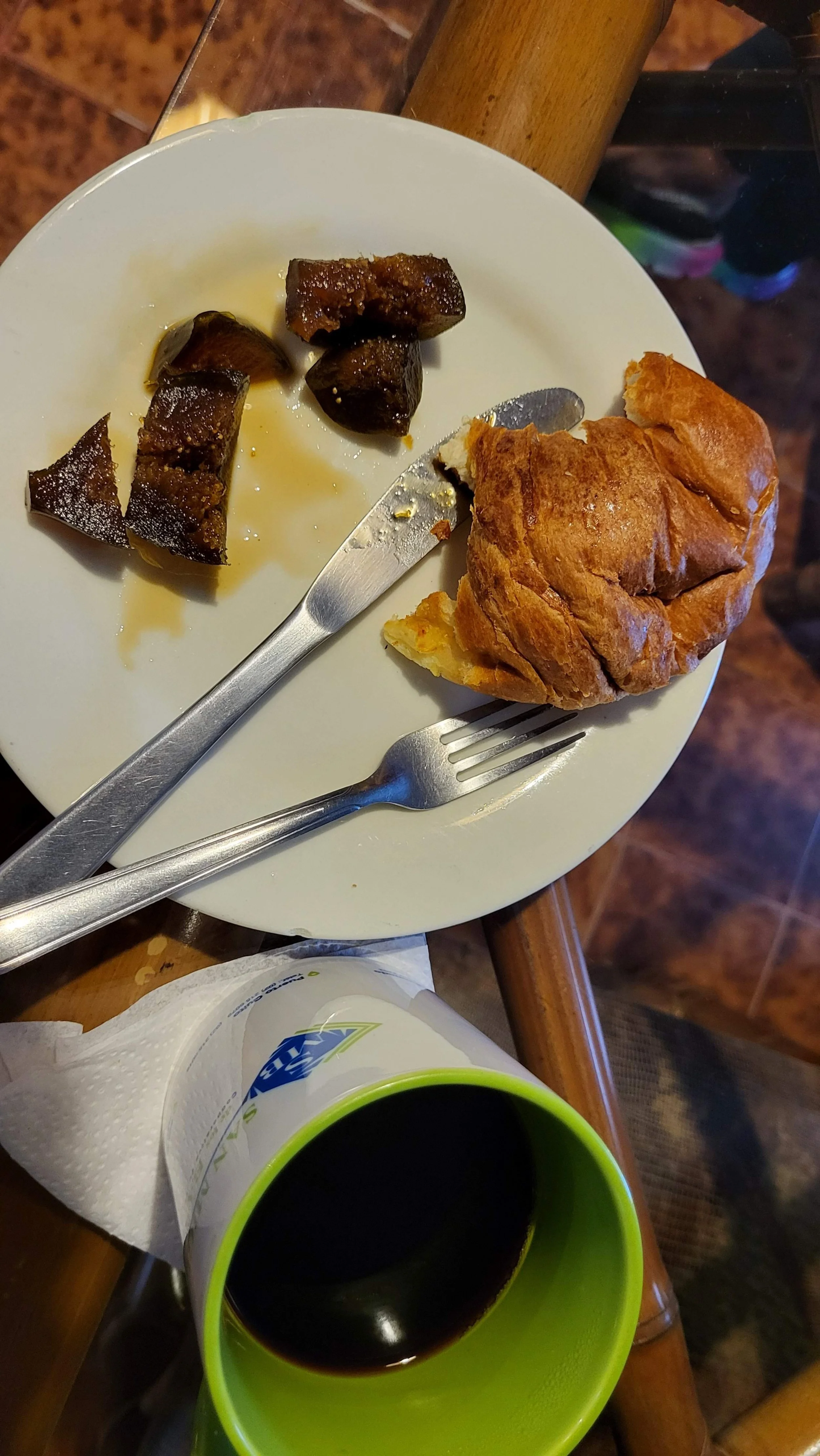 A coffee, with figs