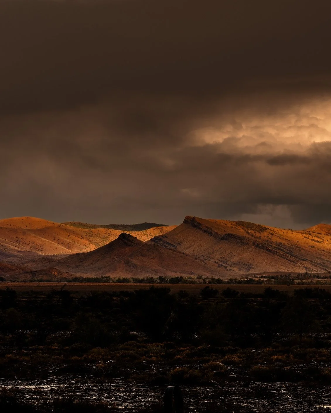 In a wild landscape&hellip;
#lightmoods #wildlight #sunset #southaustralia #paulfoleyphotographs #flindersranges #outbackaustralia #panorama #landscapephotographer #stormclouds #ancientlandscape #fujigfx100