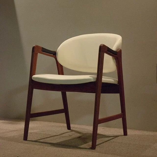 A sentimental chair for a very special couple. put the finishing touches on it last week...
It lives in such a happy home :)
#danishmodern 
#westnofa #upholstery