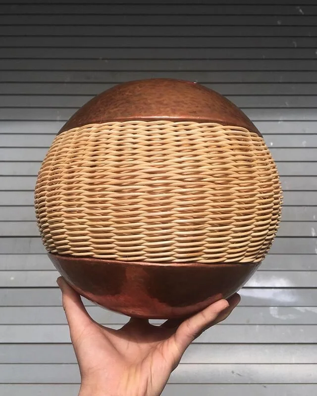 Round things are the best things!
Passing the ball back to you @siometalworks ✨🙌🏼✨
.
#round #basketball #sandwich #contemporarybasketry #sculpturalbasketry #metalstuff