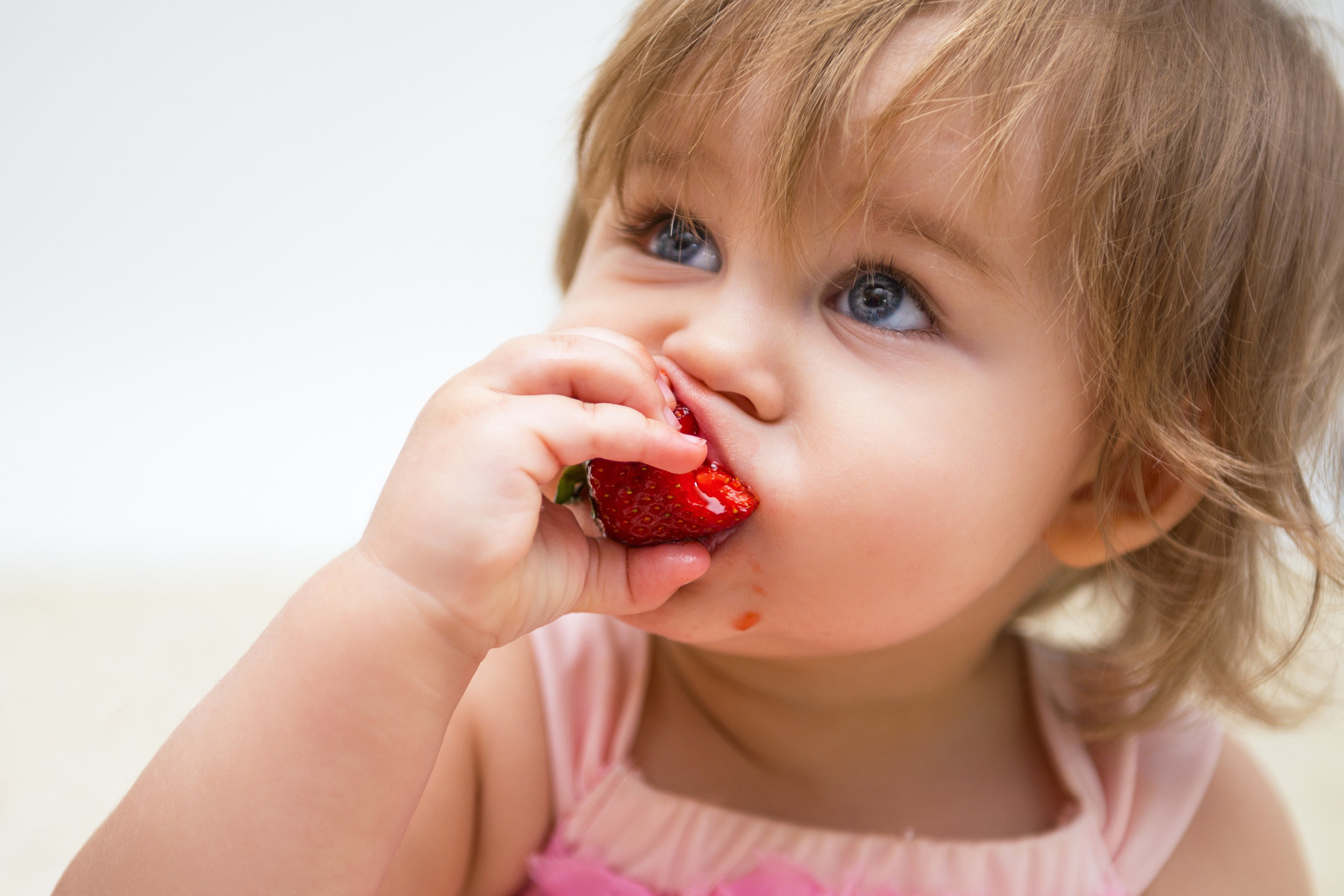 Когда можно клубнику ребенку. Девочка ест клубнику. Ребенок ест клубнику. Клубника для детей. Кушать клубнику.