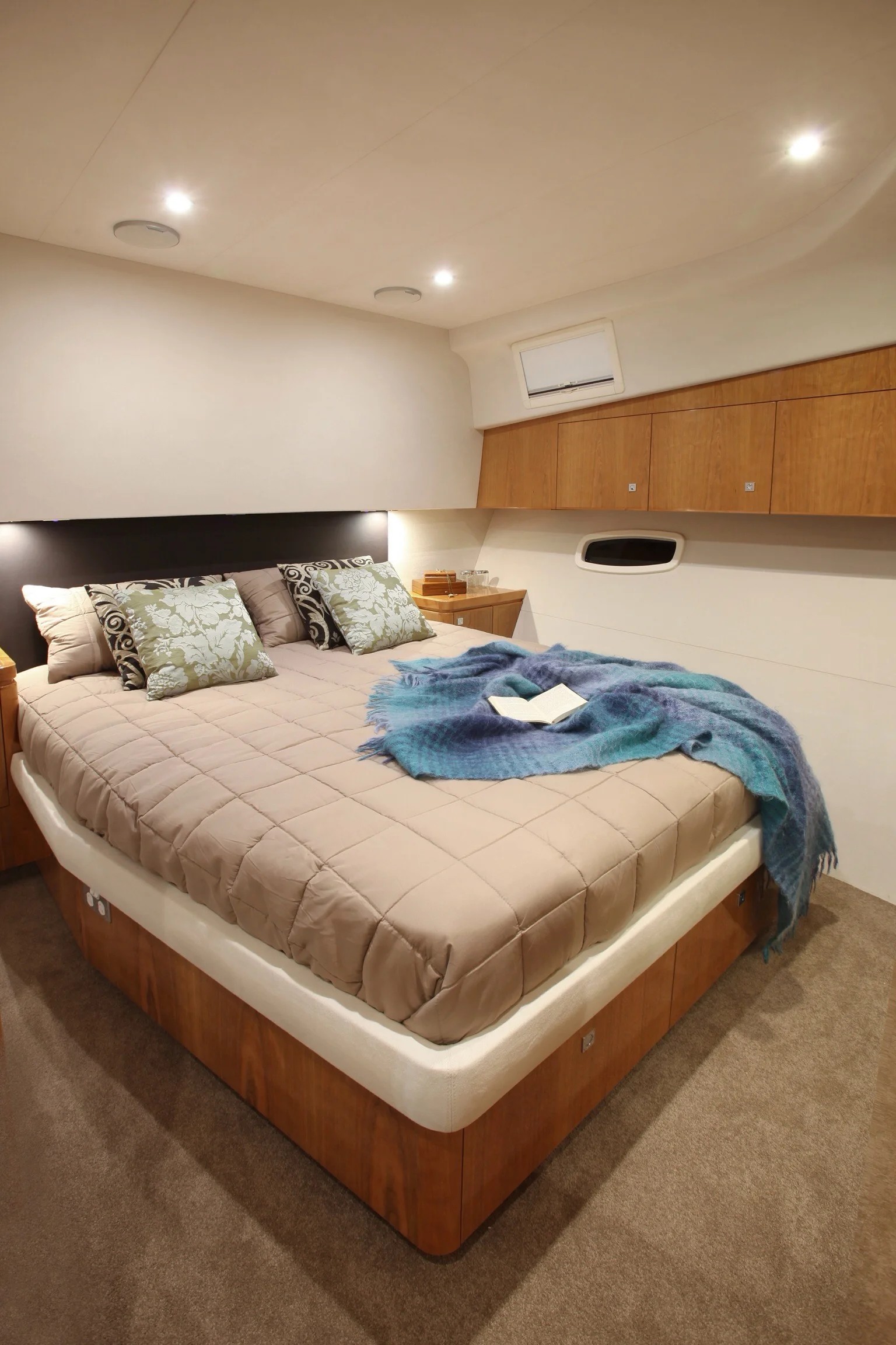 Salthouse Icon 58 Flybridge Cabin