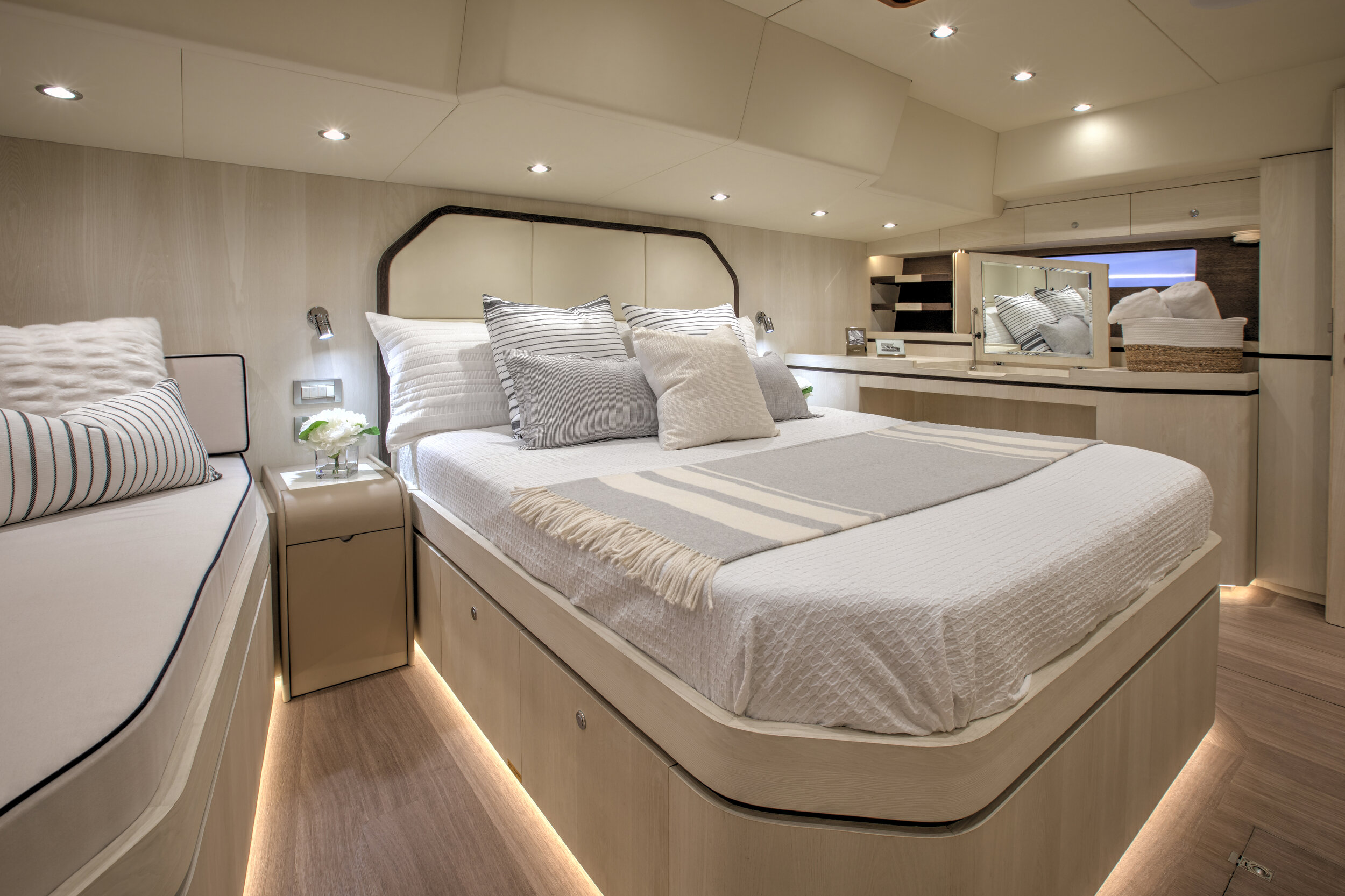 Master_stateroom_Hylas60.jpg