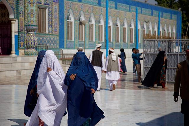 A Day at the Blue Mosque. Mazar-I-Sharif, Afghanistan. 
#nofilter #travel #travelgram #travelblog #traveling #instatravel #afghanistan #natgeotravel #wanderlust #potd #photooftheday #photography #travelphotography #adventure #outdoors #culture #mosqu