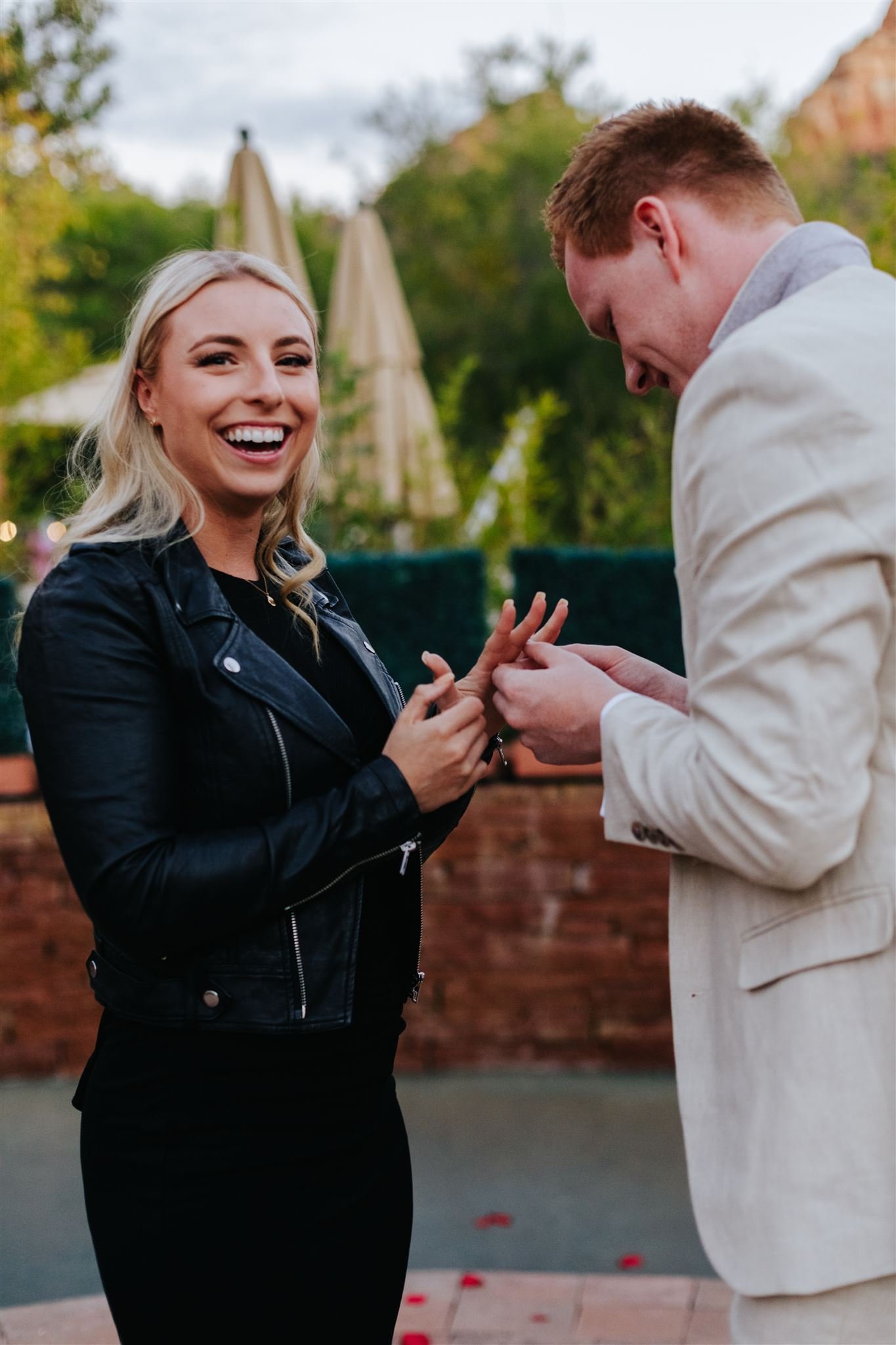 amara-resort-sedona-proposal-cathedral-rock-hike-22earthbelowphoto.jpg