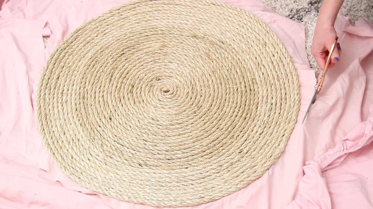 DIY ROUND ROPE AREA RUG — Katie Bookser