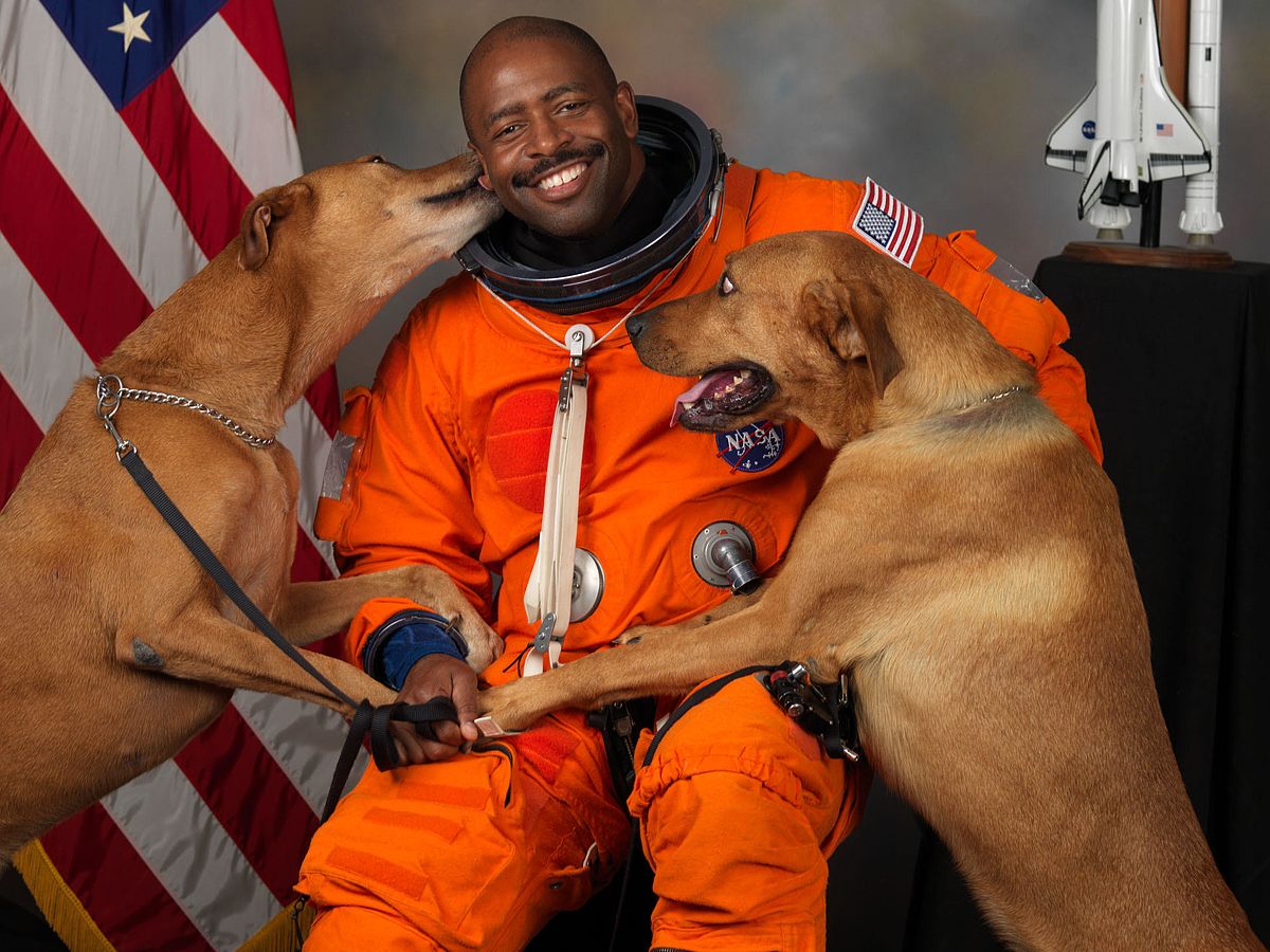 NASA-astronaut-Leland-D-Melvin-with-his-dogs-Jake-and-Scout-thumb-560x448.jpg