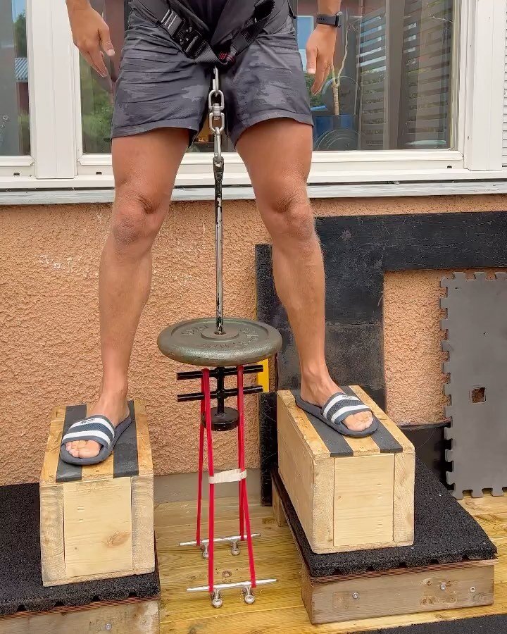 Interesting belt squat DIY by @stefan.ostling with a quick set up, tear down, and option to add bands. 

👉 Follow @kaizendiygym for great DIY gym equipment ideas
.
.
#kaizediygym #diygym #homegym #garagegym  #homegymlife #garagegymlife #basementgym 
