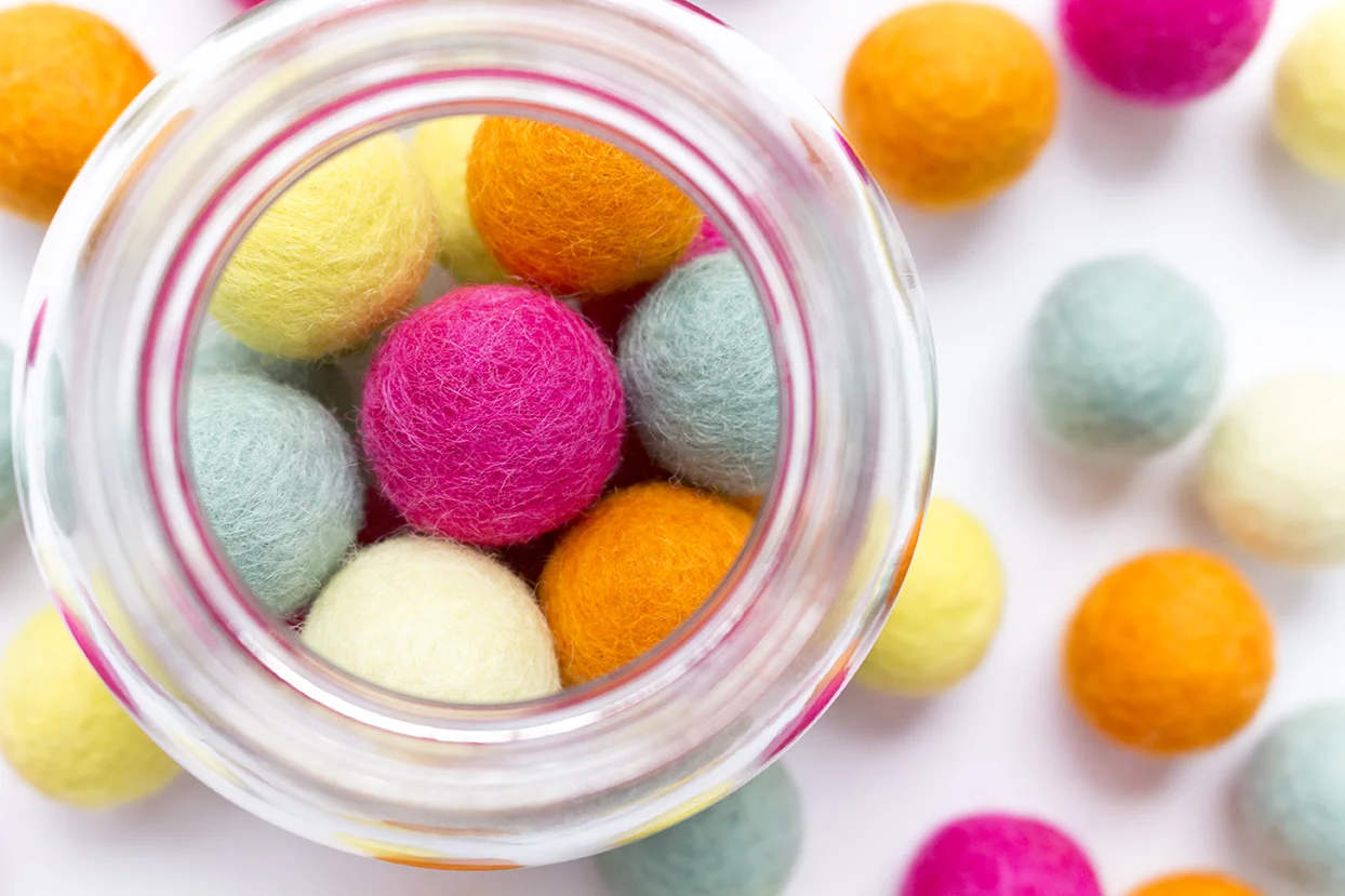 2.5cm Wool Felt Ball Hot Summer