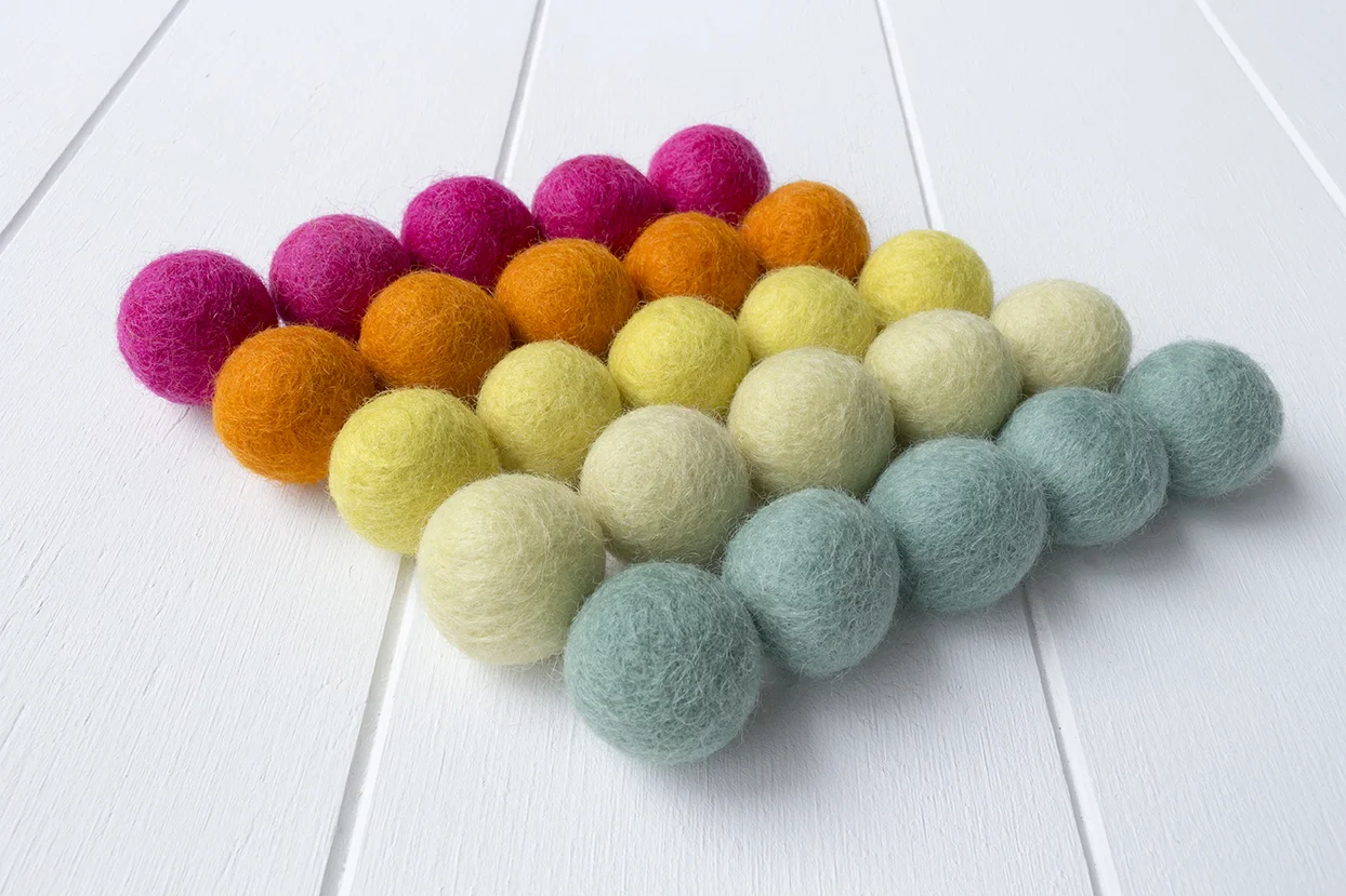 2.5cm Wool Felt Ball Hot Summer