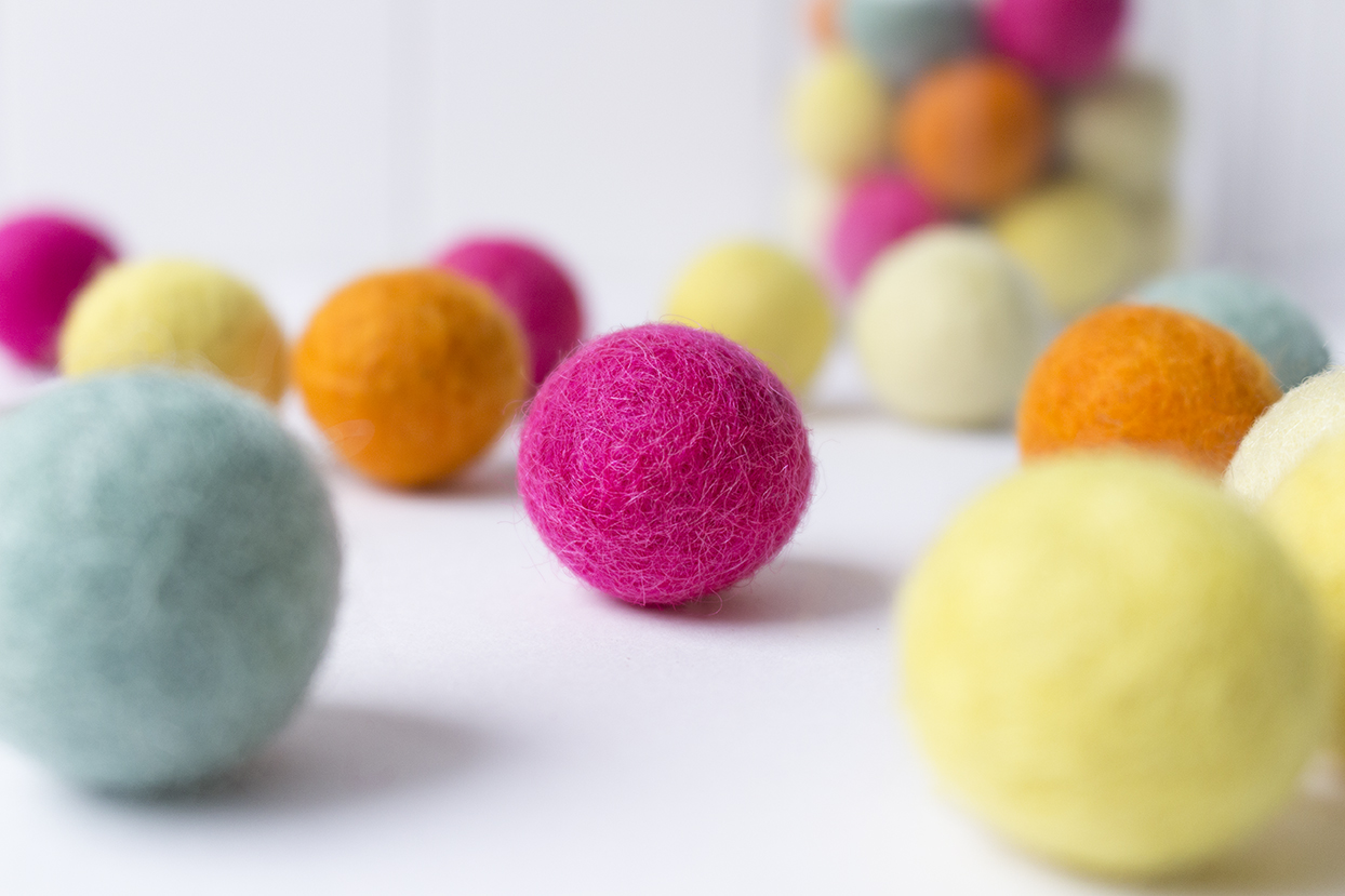 2.5cm Wool Felt Ball Hot Summer