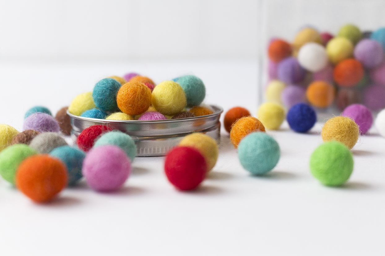 W1cm felt ball_2.jpg