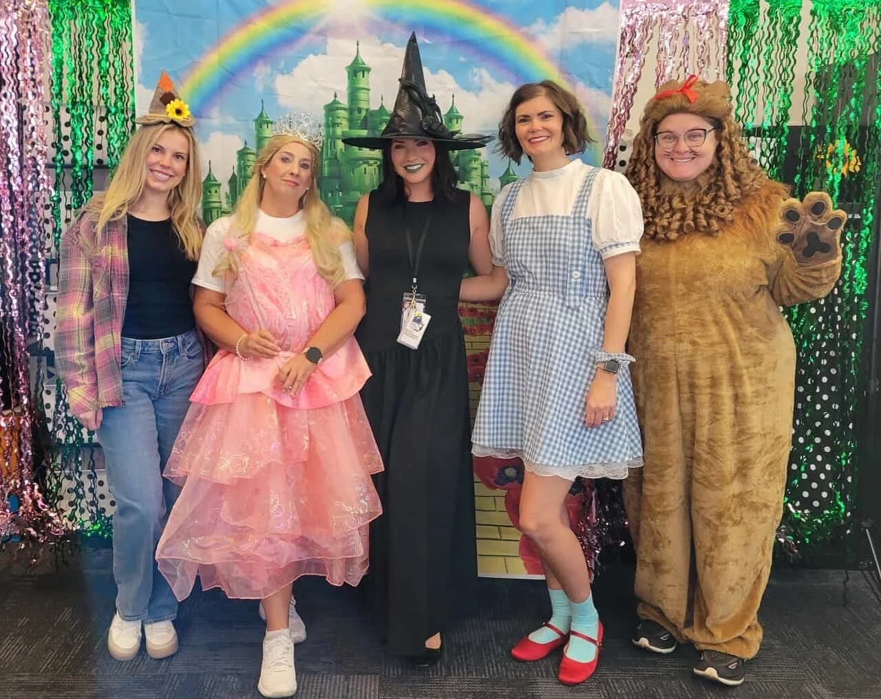 First grade followed the yellow brick road to the annual school parade, then to a fun filled afternoon and ended the night at fall festival 
.
.
#doralredrockelementaryptso #doralredrockelementarylv #doralredrockelementary #doralredrockptso