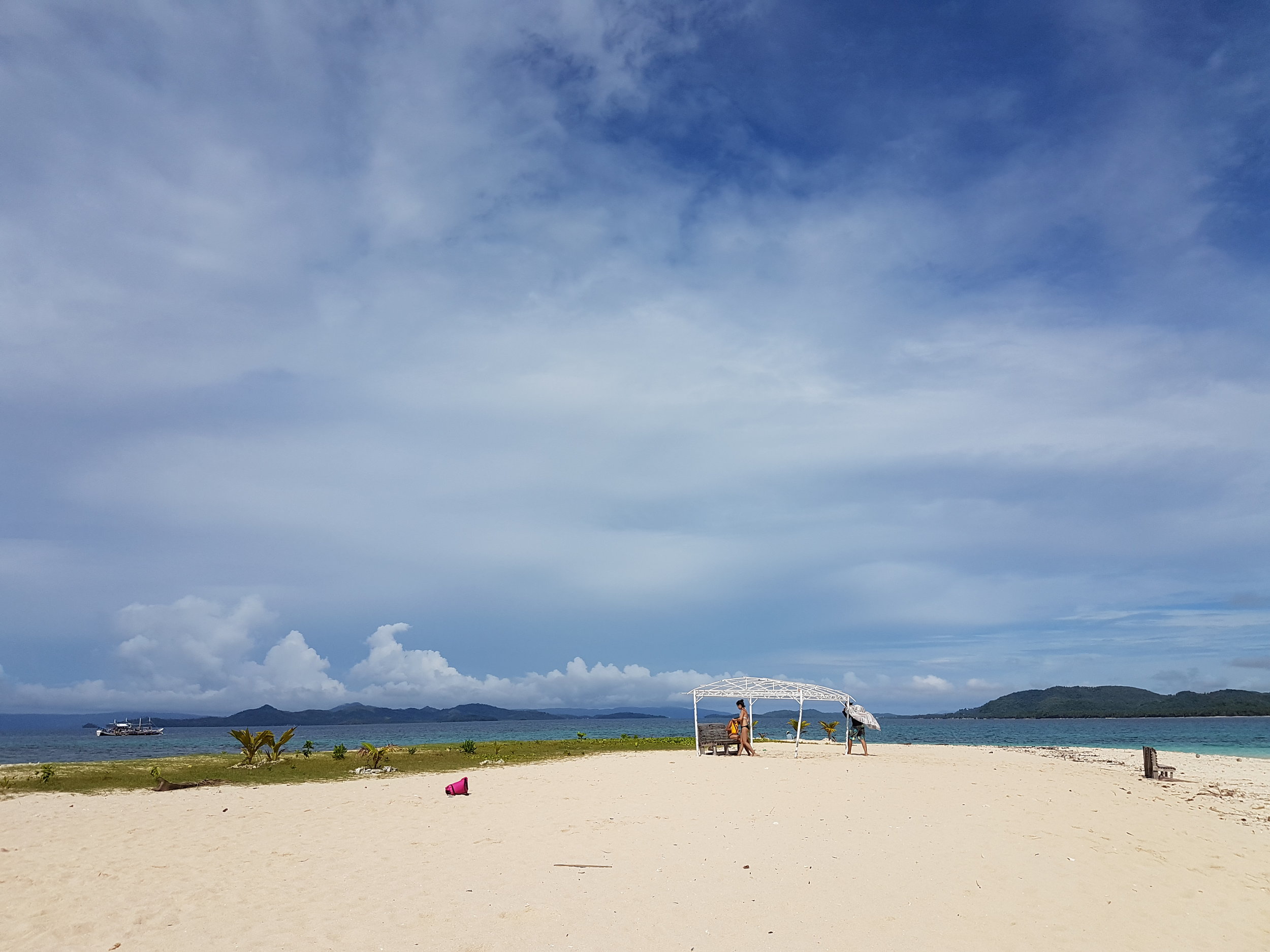 The middle portion of Naked Island doesn’t get submerged that much in seawater hence, the greenery. See that white event tent frame? Yes, I think you can hold events here. Hmmm...