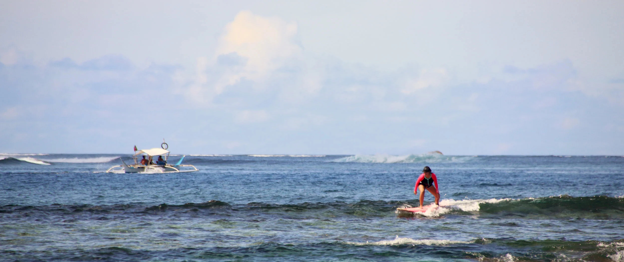 Don't mind the oh so cute waves I'm on, look behind me - it's pumping! Photo by Alex Lopez.