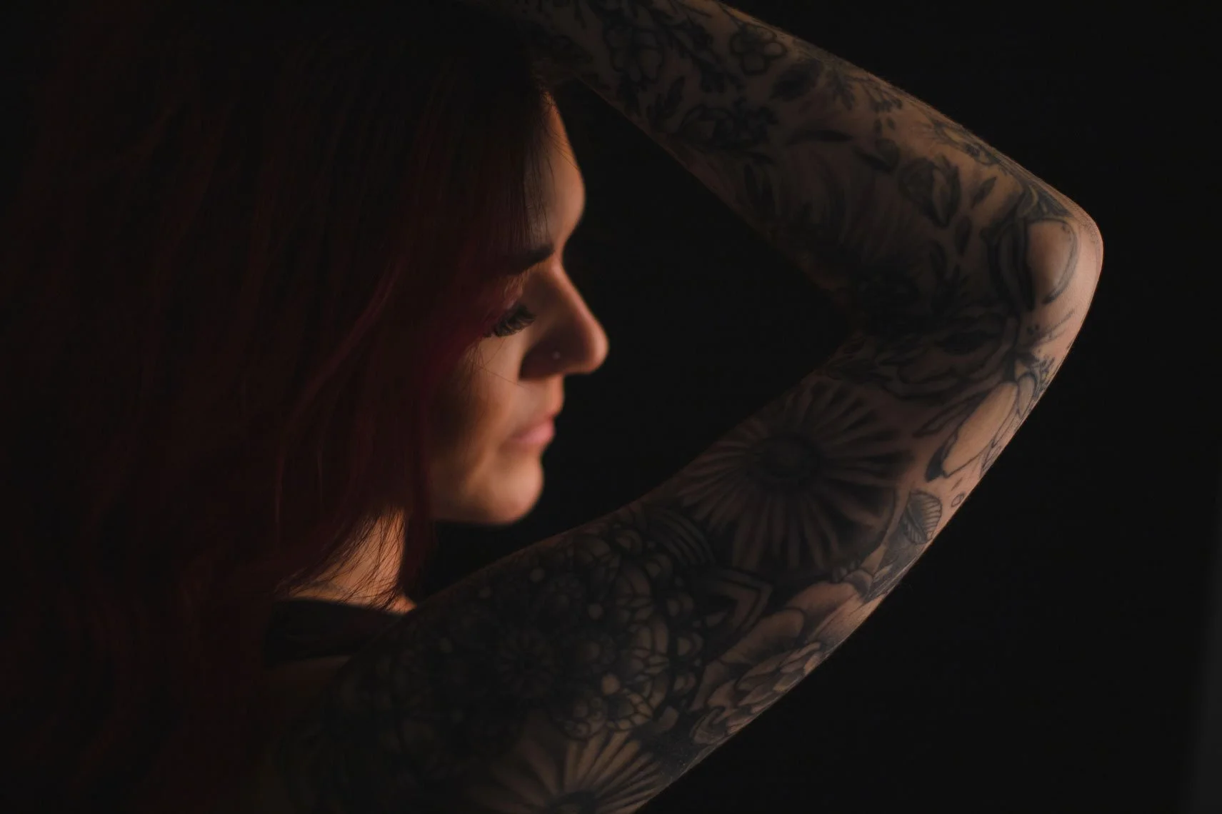 KirstyBlackBackgroundAlbient7-1262.jpg