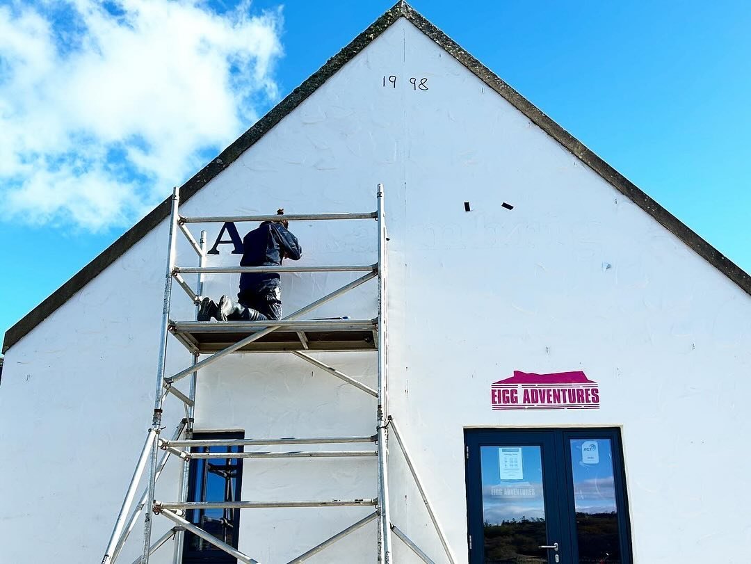 Fun few days painting the gable end of An Laimhrig in the sun! All ready for the official opening on Monday. ☀️ ✂️ 🎀 

@isleofeigg