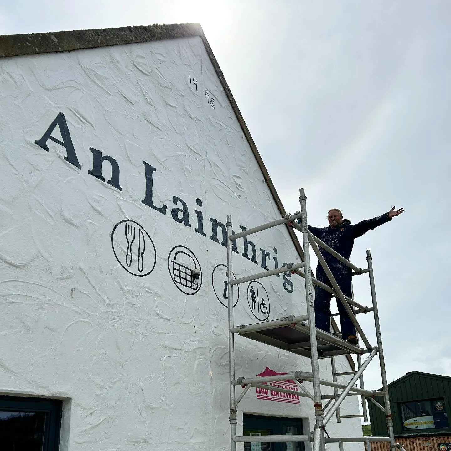 Adding the finishing touches to the An Laimhrig building with Ben. @picarus_aerials 🎨 🖌️