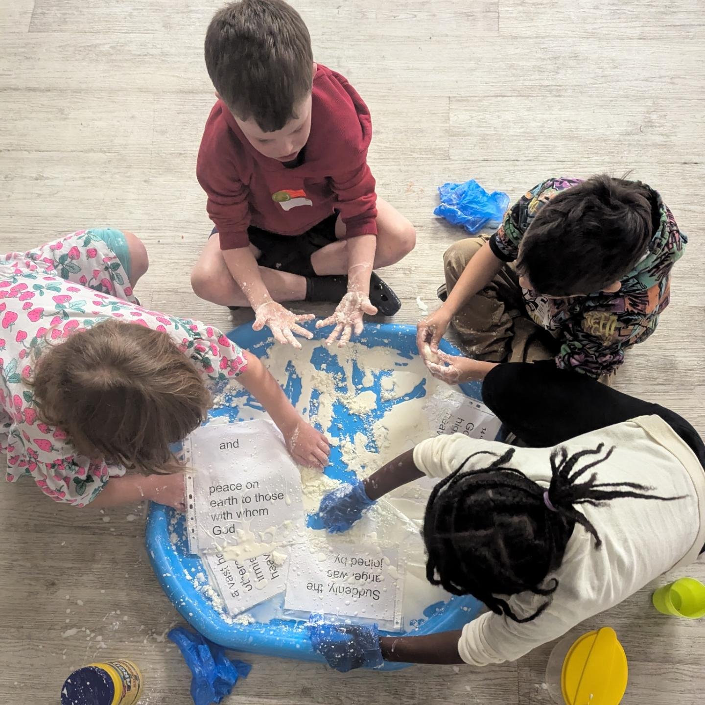 Sundays are so precious!!! We loved looking at how and why the Angels worshipped Jesus this week through dressing up, cornstarch, paint, bible stories and worshipping together as 1 big group!!! 🙌🙌🙌