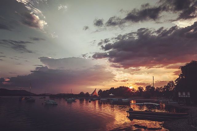 Diese Woche wieder den Job am Bodensee zugesagt. Gibt schlimmere Orte zum Arbeiten #bodensee #lakeconstance #radolfszell #sunset  #sonnenuntergang #boats #makingamovie #filmmaking #stillsphotography