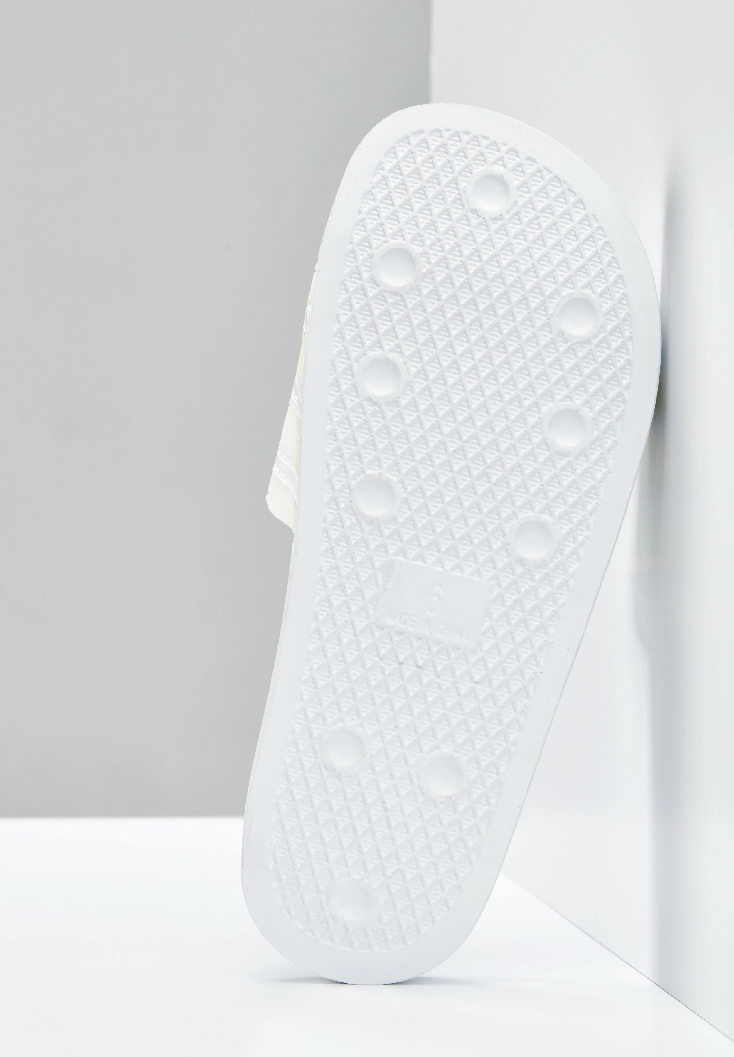 _0005_06_ADIDAS_ADILETTE ATHLETIC_VERTICALE SOLE_005.jpg