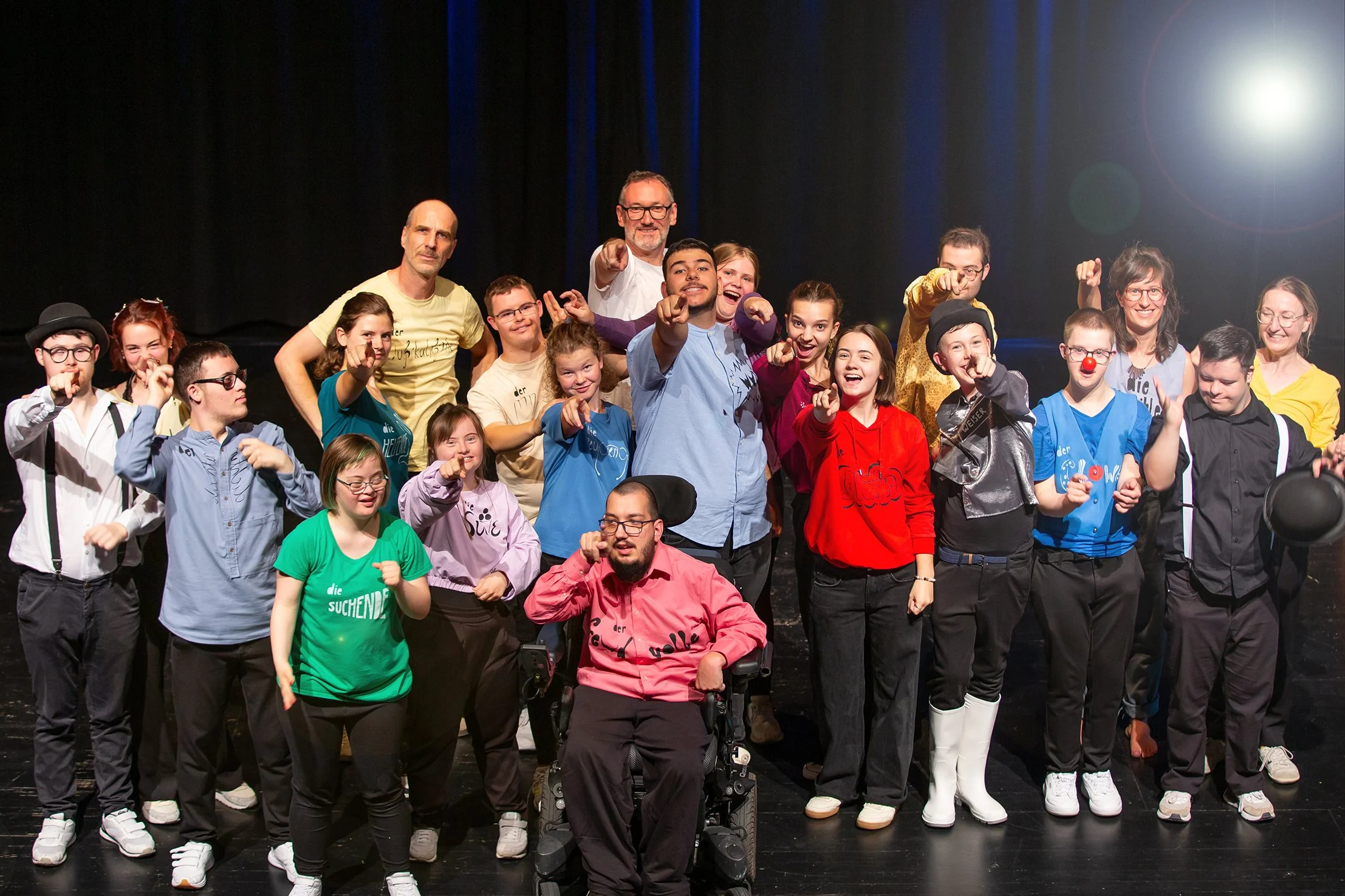 Gruppenbild vom inklusiven Theaterspielclub FreiSpiel21, abgebildet sind 16 Jugendliche mit und ohne Behinderungen und das Team